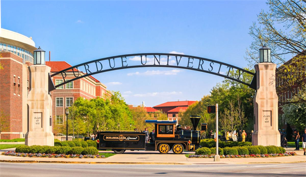 普渡大学以其实践性强的教学方法和强调科技创新的教育理念而受到学生的青睐，学校在工程、航空航天和农业科学领域的卓越教育和创新研究而闻名。