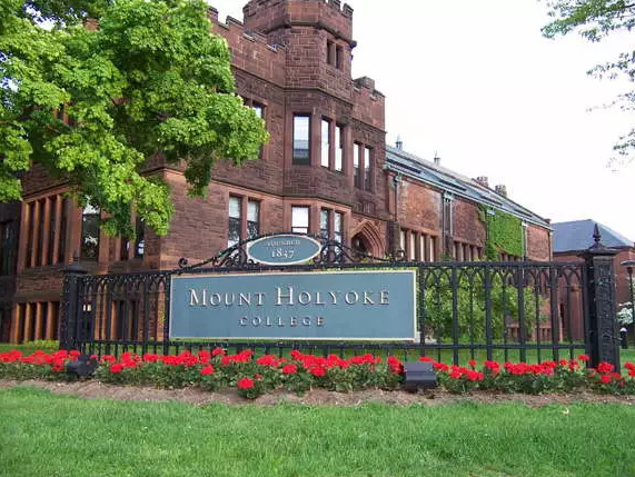 蒙特霍利约克学院（Mount Holyoke College），又译曼荷莲学院，创立于1837年，是美国顶尖文理学院之一，由化学家及教育学家玛丽.劳茵（Mary Lyon）女士创立，最初名为蒙特霍利女子学院，位于美国马萨诸塞州的南哈德利。曼荷莲学院是“七姐妹学院”的第一所，也是全美最负盛名的顶尖文理学院（liberal arts college）之一，同时也是麻省五校联盟（Five College Consortium）的成员。