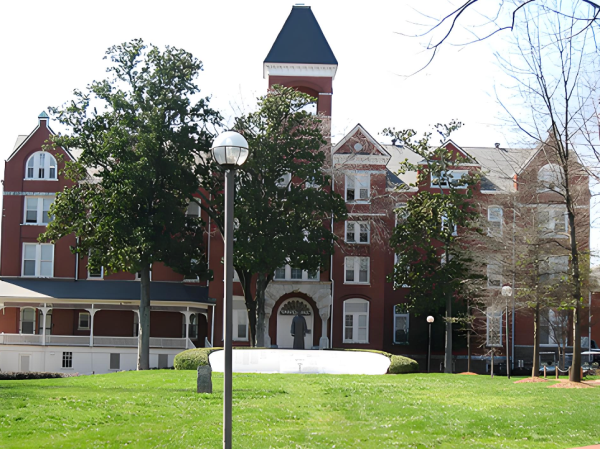 斯贝尔曼学院（Spelman College）是一所小型私立女子文理学院，成立于 1881 年，前身是亚特兰大浸信会女子学院，1924 年更名为斯佩尔曼学院。斯贝尔曼学院133 多年来一直体现着传统、成就和卓越。