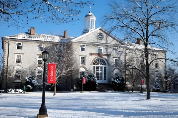 迪金森学院强调小班授课，提供广泛的研究、实地考察和实习机会，迪金森学院具有挑战性和创新性的学术课程涵盖数据分析、神经科学和国际商务等各个领域，被公认为全球和可持续发展教育领域的领导者，致力于培养毕业生应对世界挑战的能力，使他们始终具备能力并渴望与他人合作，创造影响力。